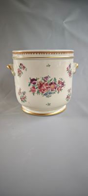 une image représentant un bol blanc orné de fleurs roses