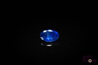 un gros plan d'un saphir bleu sur une surface noire