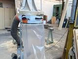 un homme qui travaille sur une machine dans un bâtiment