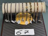 une vitrine présentant de nombreux types de colliers différents