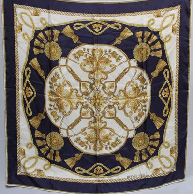 une écharpe bleue et blanche ornée de motifs dorés