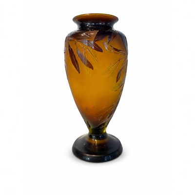 un vase en verre posé sur une table