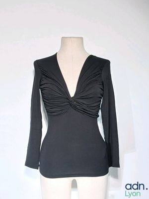 une photo d'un haut noir pour femme sur un mannequin