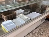 de nombreux plateaux de nourriture exposés derrière une vitrine