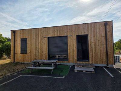 un petit bâtiment devant lequel se trouve une table de pique-nique