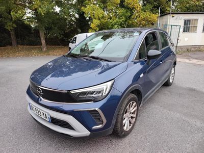 un SUV bleu garé sur un parking près des arbres