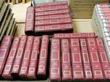 Des cartons remplis de livres sont empilés les uns sur les autres sur une table