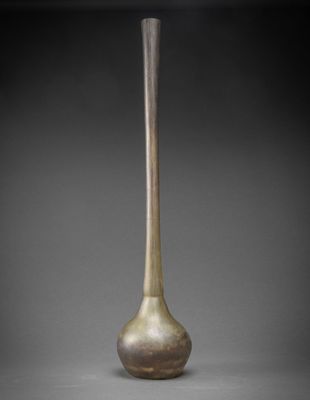 vase en bronze muni d'une anse incurvée
