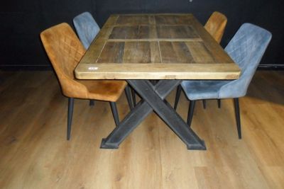 une table en bois entourée de chaises, posée sur un parquet en bois dur