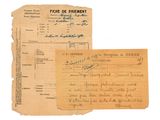 un vieux document sur lequel est posé un morceau de papier