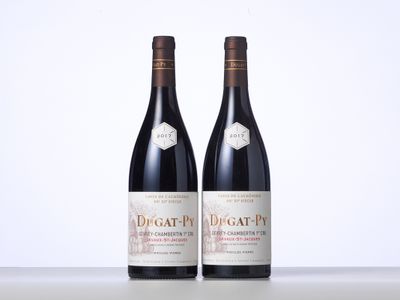 deux bouteilles de vin rouge posées l'une à côté de l'autre sur une table