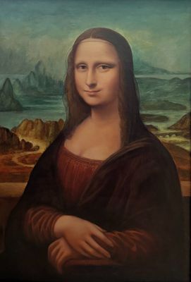 tableau représentant une femme en robe rouge avec des montagnes en arrière-plan