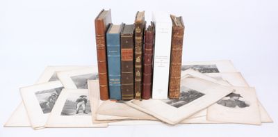 plusieurs vieux livres sont empilés sur une table