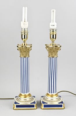 une paire de lampes à rayures bleues et blanches avec des finitions dorées