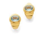 une paire de boucles d'oreilles en or et aigue-marine