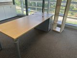 un bureau dans un bureau, avec une bibliothèque et une fenêtre
