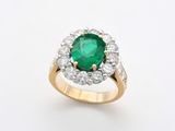 une bague en émeraude et diamant