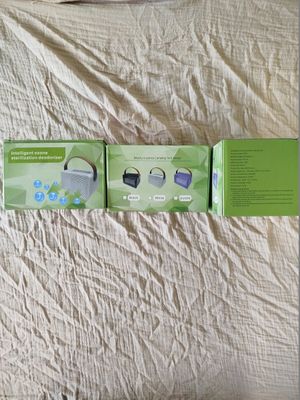 deux manettes Nintendo Wii posées sur un lit recouvert d'un drap blanc