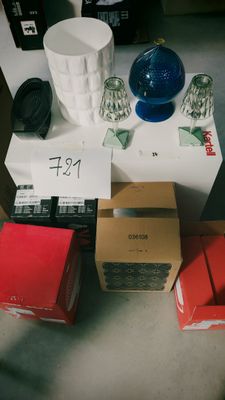de nombreux cartons posés sur le sol les uns à côté des autres