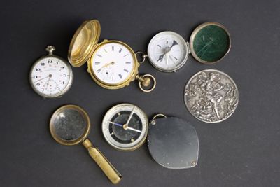 de nombreux types de montres de poche sur la table