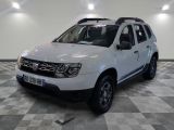 une photo d'une dacia blanche garée sur un sol en damier