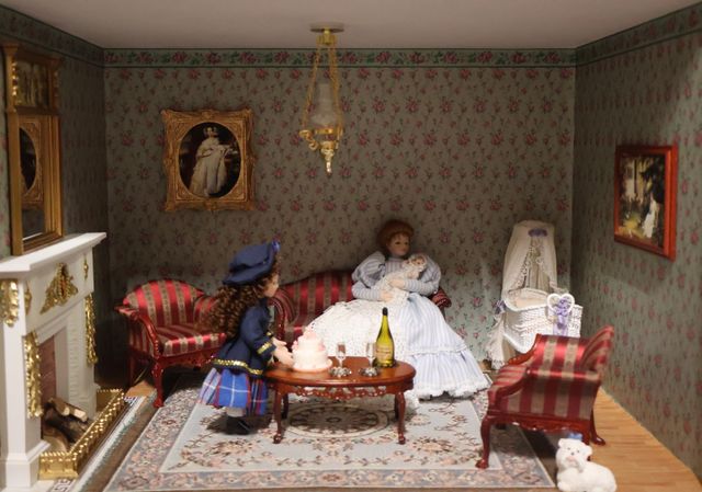 Diorama. Composition miniature, dans une vitrine en bois, vitre e...