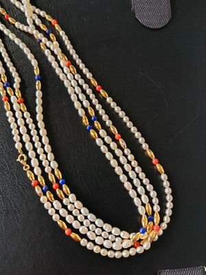 Deux colliers en perles d'eau douce et perles en métal doré,…
