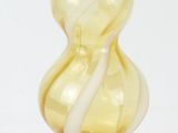 un vase en verre jaune orné d'un motif en spirale