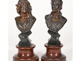 une paire de bustes en bronze représentant une femme et un homme
