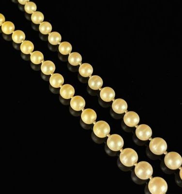 Collier de perles de synthétiques en chute, le fermoir en ar…