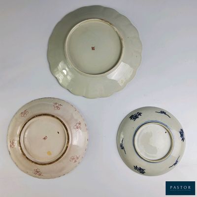 trois assiettes posées sur une table