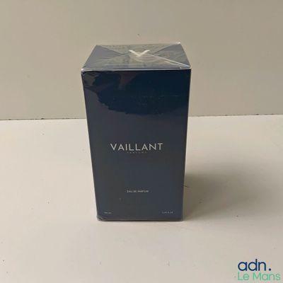 gros plan d'une boîte de parfum sur une table
