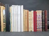 un grand nombre de livres posés sur une table