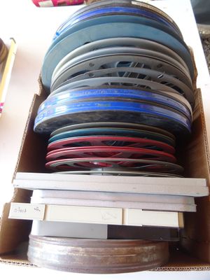 une boîte en carton remplie d'un tas de disques de différentes couleurs