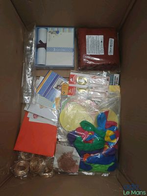 une boîte en carton remplie d'objets divers destinés aux jeux d'un enfant