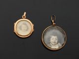deux pendentifs plaqués or représentant une femme et un enfant