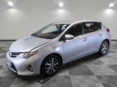 la toyota corolla est garée sur un carrelage à carreaux