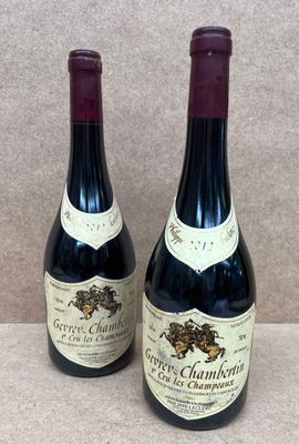 deux bouteilles de vin posées l'une à côté de l'autre sur une table