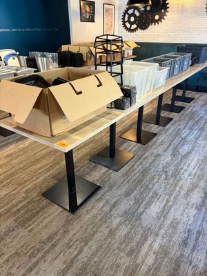 une table sur laquelle est posée une boîte, au milieu d'une pièce