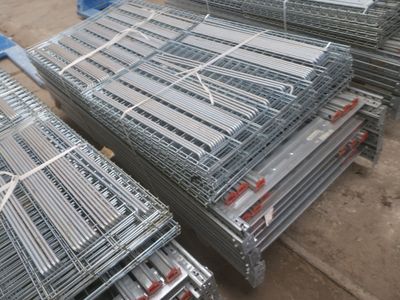 beaucoup de cages posées à même le sol