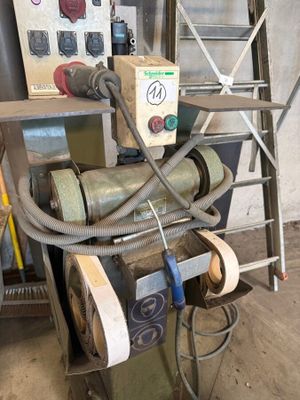a picture of a machine that is sitting in a room