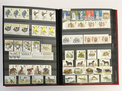 beaucoup de timbres sur les pages d'un livre