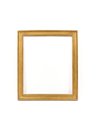 un cadre doré sur un mur blanc, avec un fond blanc