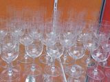 de nombreux verres à vin vides posés sur une étagère en verre