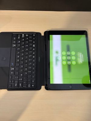 deux tablettes et un ordinateur portable posés sur une table