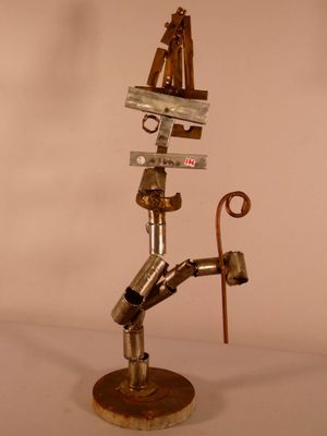 une sculpture en métal représentant un homme tenant une canne