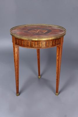 une petite table avec un plateau circulaire et un piètement en bois