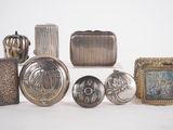 de nombreux objets en argent posés sur une surface blanche