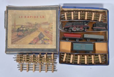 une boîte contenant un train sur une table