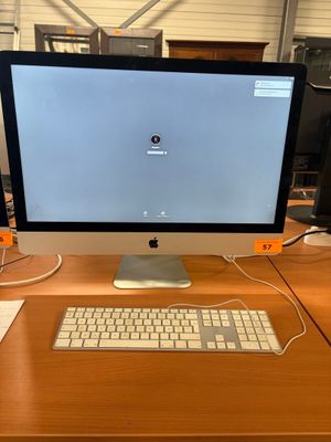 un écran d'ordinateur posé sur un bureau avec un clavier et une souris